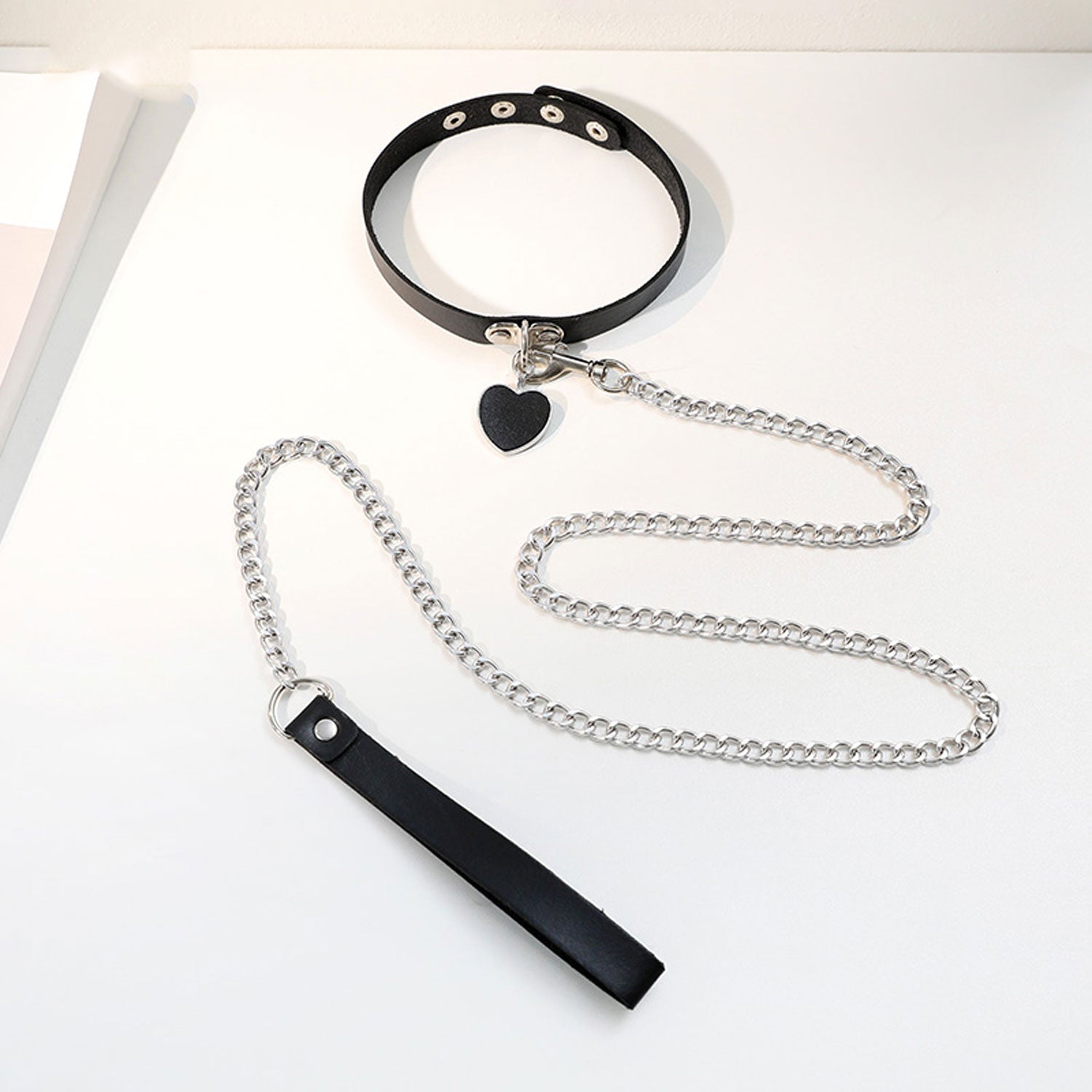 Fee Et Moi - Adjustable Heart Collar with Leash Chain